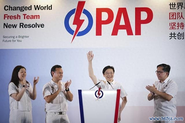 当地时间2025年5月3日，新加坡总理、人民行动党秘书长黄循财（右二）在竞选集会上感谢支持者和选民。 视觉中国 图
